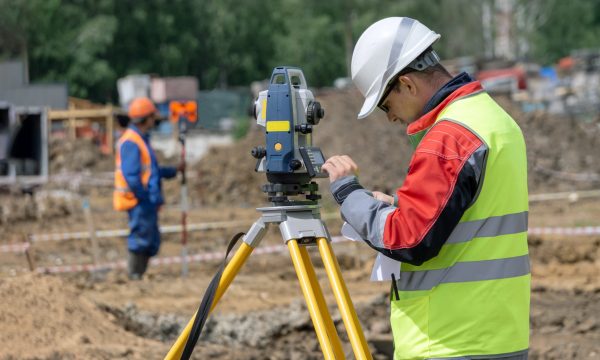 The surveyor makes measurements tachymeter and enters data The surveyor makes measurements tachymeter and enters data